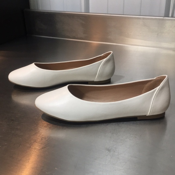 New WB Woman’s Journee Collection Elegant White Women's Flats - Picture 3 of 6